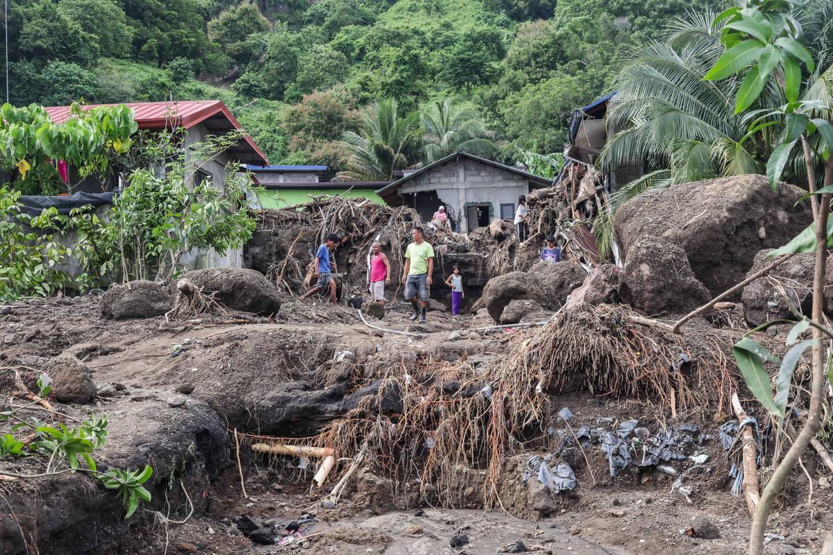 Aux Philippines, des villes submergées par la tempête Trami, le bilan porté à plus de 60 morts