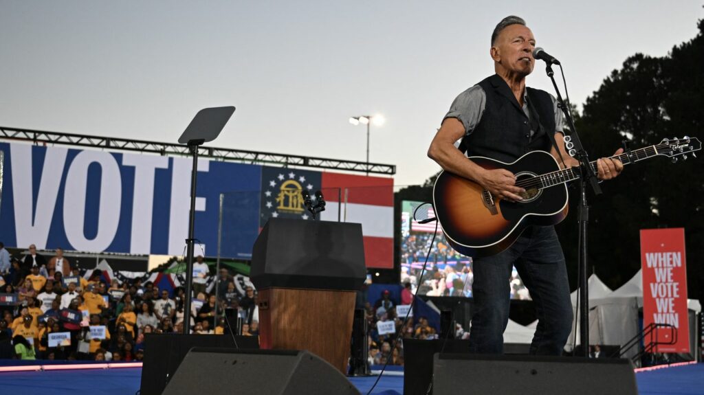 Présidentielle américaine 2024 : Bruce Springsteen chante pour Kamala Harris et attaque Trump lors d'un meeting de la candidate démocrate