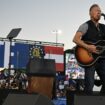 Présidentielle américaine 2024 : Bruce Springsteen chante pour Kamala Harris et attaque Trump lors d'un meeting de la candidate démocrate