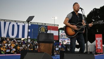 Présidentielle américaine 2024 : Bruce Springsteen chante pour Kamala Harris et attaque Trump lors d'un meeting de la candidate démocrate