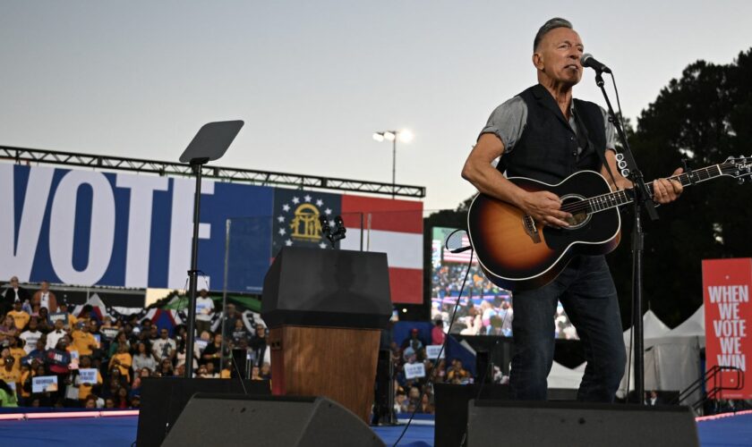 Présidentielle américaine 2024 : Bruce Springsteen chante pour Kamala Harris et attaque Trump lors d'un meeting de la candidate démocrate