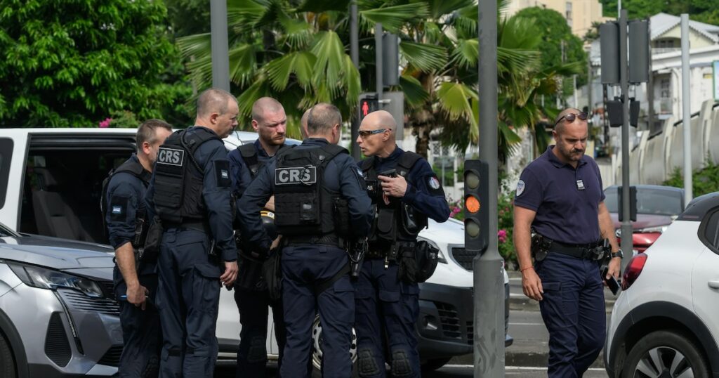 Des CRS et des gendarmes à Fort-de-France le 24 septembre 2024, en Martinique