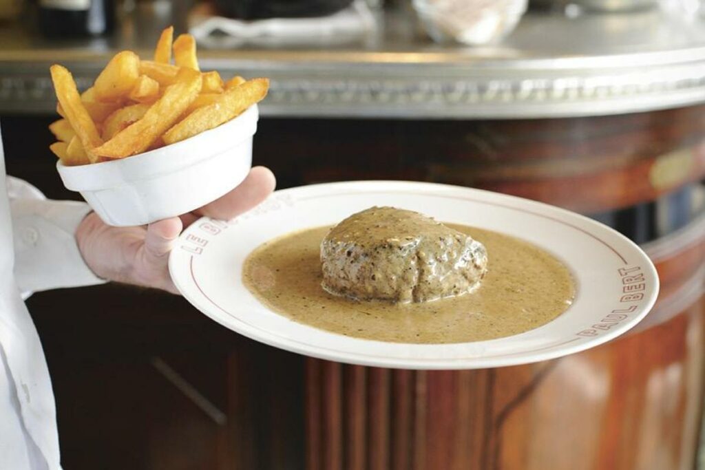 La recette du fameux filet de bœuf et sa sauce au poivre de Sarawak du Bistrot Paul-Bert