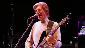 Mort du bassiste Phil Lesh, l'un des fondateurs du groupe de rock psychédélique Grateful Dead qui triompha dans les années 60