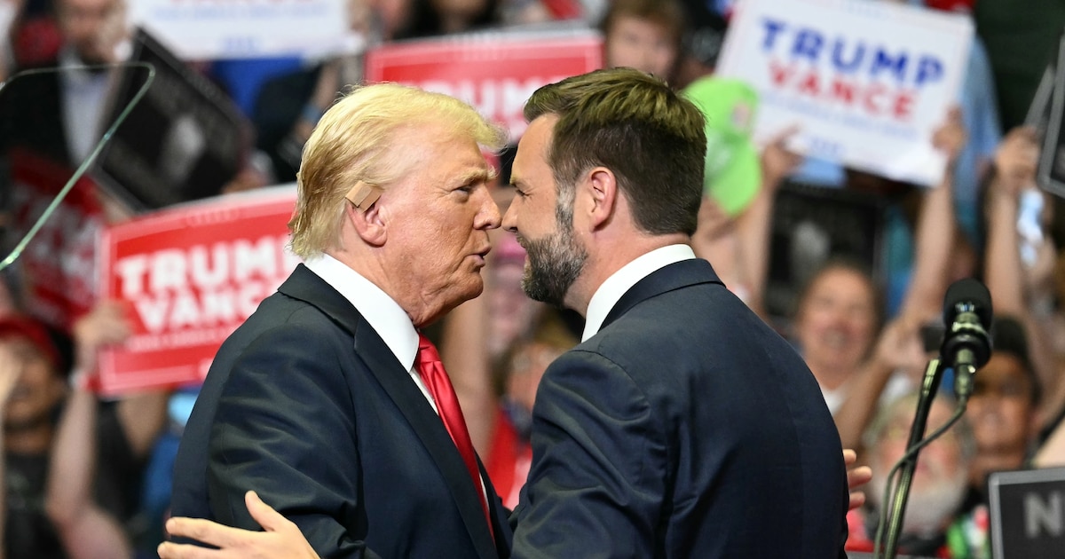 Le candidat républicain Donald Trump se congratule avec son co-listier J.D. Vance, lors d'un meeting à Grand Rapids (Michigan, Etats-Unis), le 20 juillet 2024