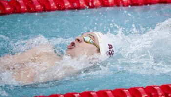 VIDEO. Coupe du monde de natation : Léon Marchand s'impose à nouveau sur le 400 m 4 nages et améliore son record de France