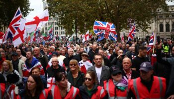 A Londres, des milliers de manifestants expriment leur soutien à un militant d'extrême droite