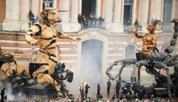 Une femme-scorpion et un minotaure géants déambulent dans Toulouse ce week-end, un million de spectateurs attendus