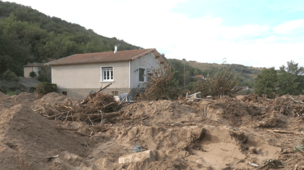 Intempéries : après les inondations, un village ardéchois est enseveli sous le sable