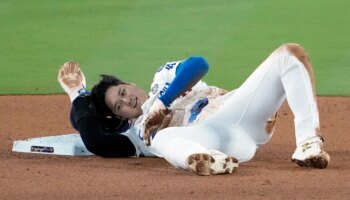 Shohei Ohtani leaves World Series Game 2 with injury after failed stolen base attempt