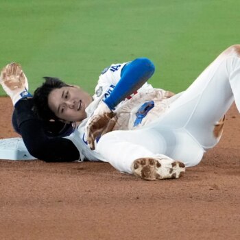 Shohei Ohtani leaves World Series Game 2 with injury after failed stolen base attempt