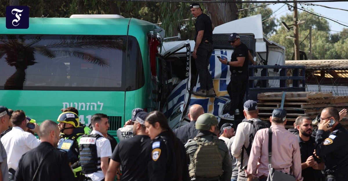 Liveblog zum Krieg in Nahost: Lastwagen fährt in Gruppe nördlich von Tel Aviv