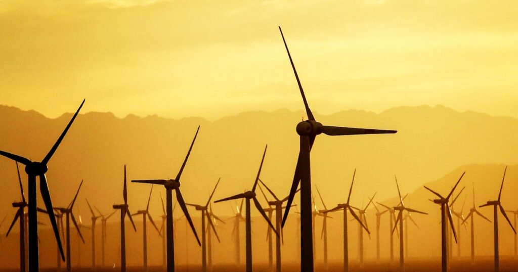 Des éoliennes de l'usine électrique Dabancheng à Urumqi (ouest de la Chine), le 14 juillet 2021