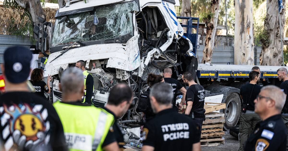 En Israël, un camion percute une station de bus, un mort et une trentaine de blessés