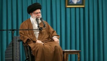 En Iran, la réponse de l’ayatollah Khamenei aux frappes d’Israël illustre l’actuel dilemme de Téhéran