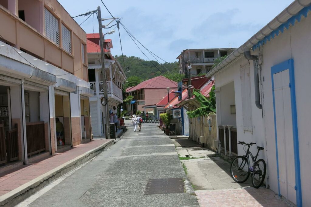 Coupure d’électricité en Guadeloupe : rétablissement du courant espéré ce week-end, le couvre-feu partiellement reconduit