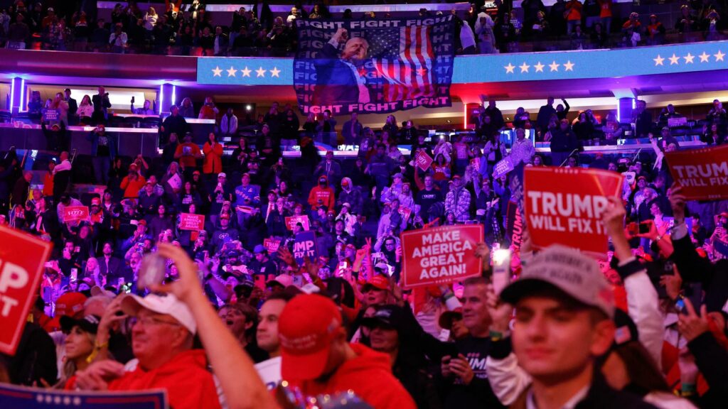 Donald Trump en meeting à New York, ses supporters enchaînent les insultes et les remarques racistes