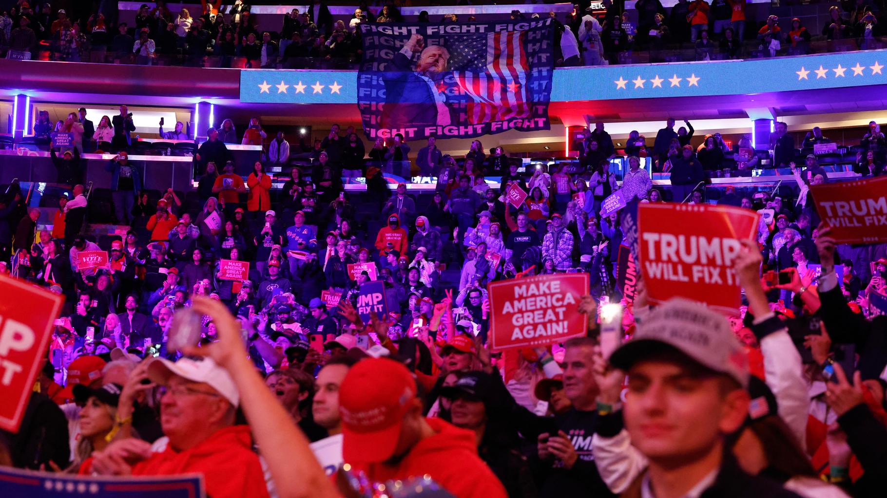 Donald Trump en meeting à New York, ses supporters enchaînent les insultes et les remarques racistes