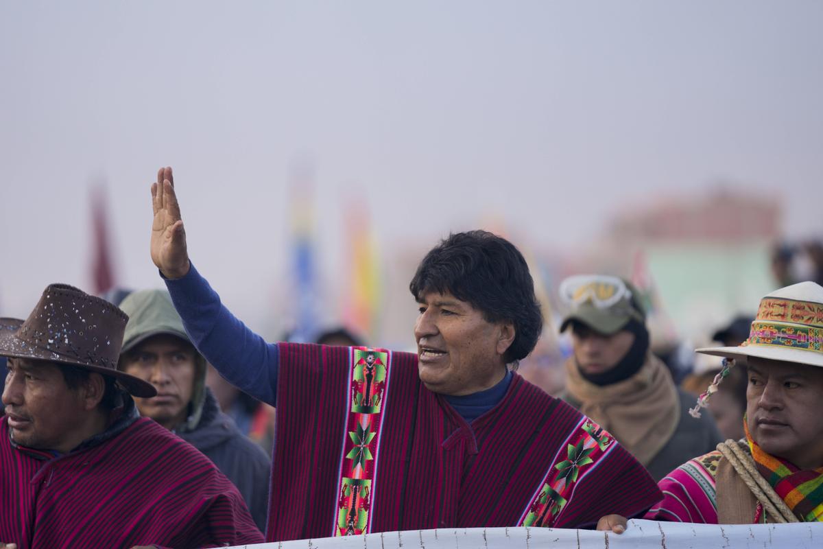 « La voiture avec laquelle je suis arrivé a reçu 14 balles » : l’ex-président bolivien Evo Morales dit avoir été visé par des tirs