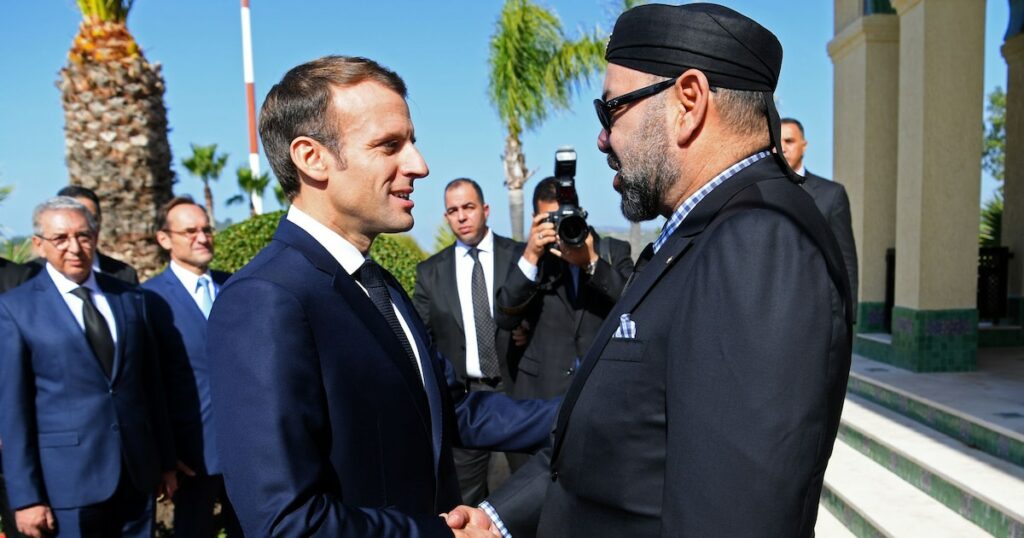 Le roi du Maroc Mohammed VI accueille le président français Emmanuel Macron à son arrivée à Tanger, dans le nord du royaume, le 15 novembre 2018