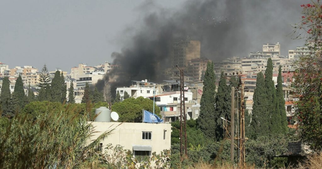 Une colonne de fumée s'élève du site d'une frappe aérienne israélienne qui a ciblé un secteur proche de la ville de Saïda, dans le sud du Liban, le 27 octobre 2024