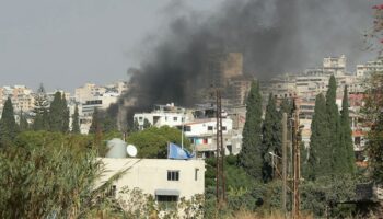 Une colonne de fumée s'élève du site d'une frappe aérienne israélienne qui a ciblé un secteur proche de la ville de Saïda, dans le sud du Liban, le 27 octobre 2024