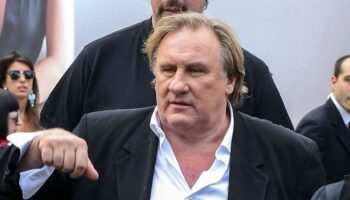 Procès pour agressions sexuelles : Gérard Depardieu sera absent pour raisons de santé et va demander un renvoi, annonce son avocat