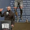 „Wer ist der Typ?“, fragt der NBA-Star und deutet auf seine Statue