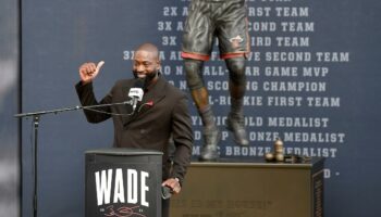 „Wer ist der Typ?“, fragt der NBA-Star und deutet auf seine Statue