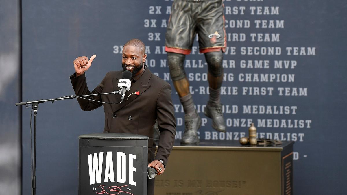 „Wer ist der Typ?“, fragt der NBA-Star und deutet auf seine Statue