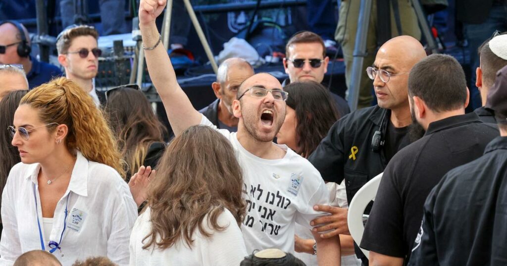 “Mon père a été tué” : Nétanyahou pris à parti par des proches de victimes de l’attaque du 7 octobre