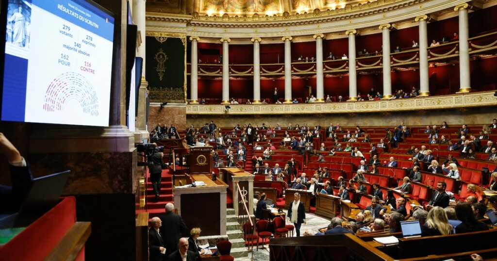 Vue générale de l'Assemblée nationale après que les députés ont voté lors d'une séance de débat sur le projet de budget 2025, à Paris, le 22 octobre 2024