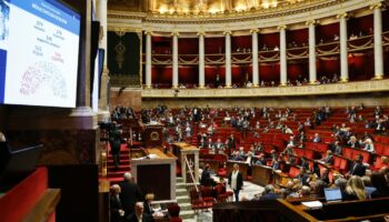 Vue générale de l'Assemblée nationale après que les députés ont voté lors d'une séance de débat sur le projet de budget 2025, à Paris, le 22 octobre 2024