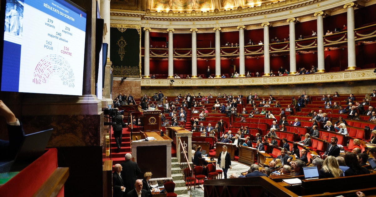 Vue générale de l'Assemblée nationale après que les députés ont voté lors d'une séance de débat sur le projet de budget 2025, à Paris, le 22 octobre 2024