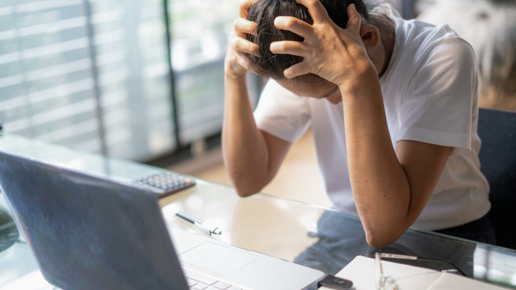 Délai de carence : les femmes fonctionnaires seront les premières victimes de son allongement, alertent ces anciens ministres