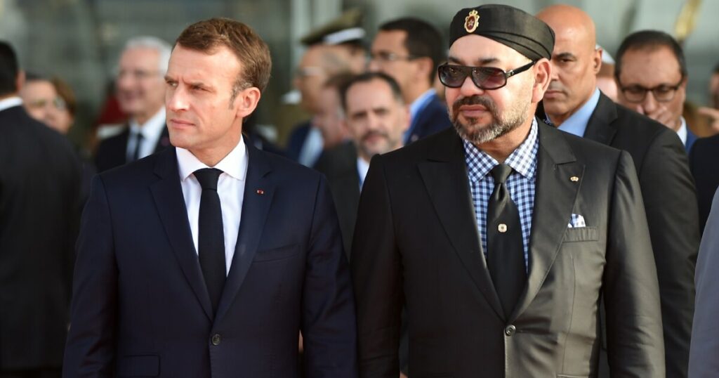 Le président français Emmanuel Macron (à gauche) et le roi du Maroc Mohamed VI à Rabat le 15 novembre 2018