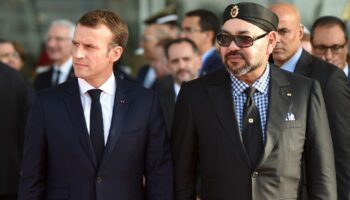 Le président français Emmanuel Macron (à gauche) et le roi du Maroc Mohamed VI à Rabat le 15 novembre 2018