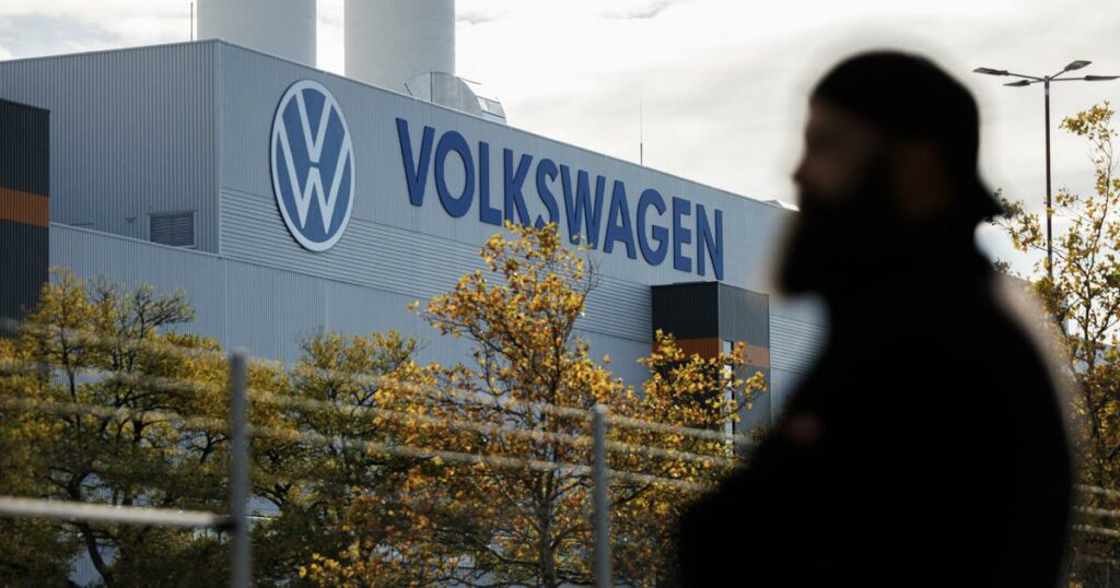 Volkswagen envisage de fermer au moins trois usines et de supprimer des dizaines de milliers d’emplois