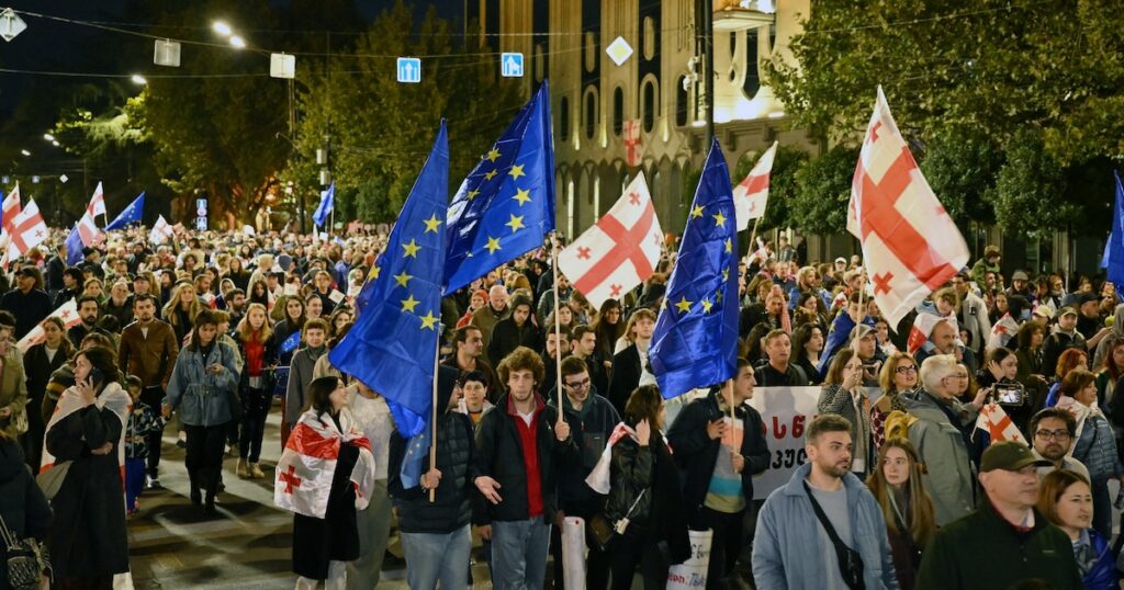 Manifestation pro-européenne à Tbilissi le 20 octobre 2024, à une semaine d'élection cruciales pour la Géorgie