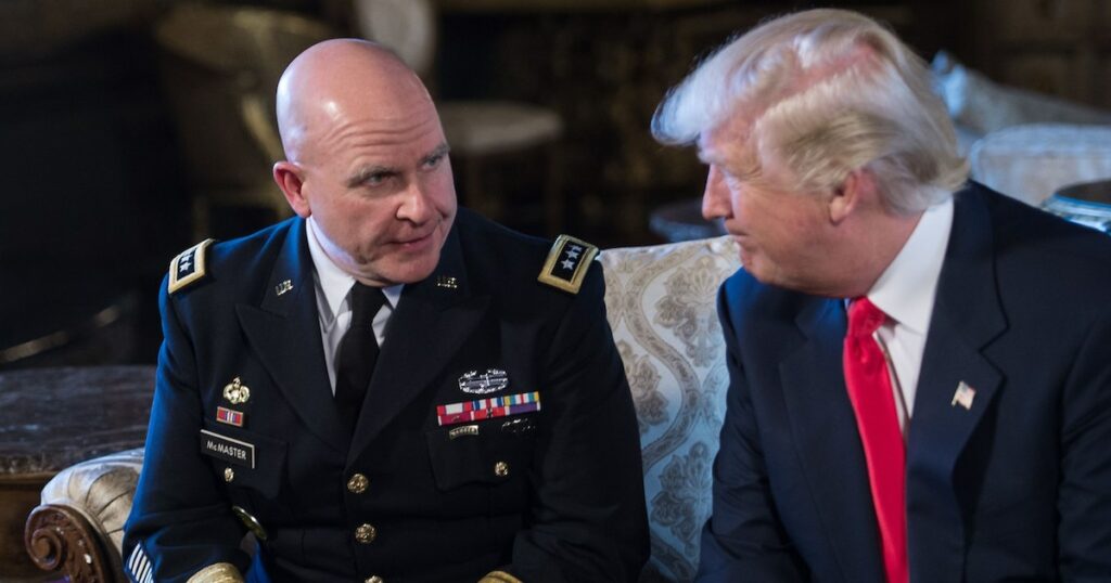 Le général américain H.R. McMaster et le président DOPnald Trump à Palm Beach, aux Etats-Unis, le 20 février 2017