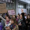 Procès de Gérard Depardieu : des militantes féministes manifestent devant le palais de justice