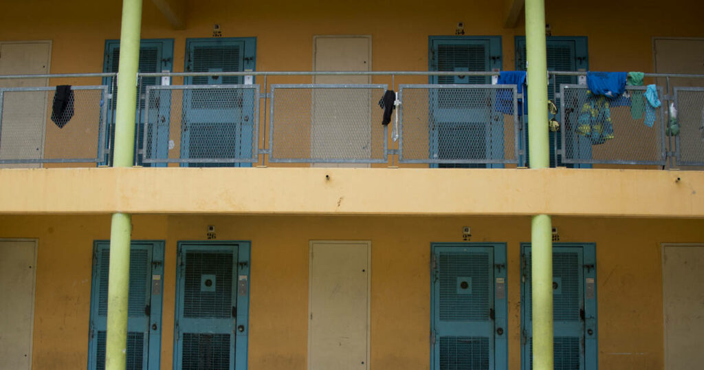 Guadeloupe : des gardiens de la prison de Baie-Mahault bloquent le centre pénitentiaire, après une attaque contre un surveillant