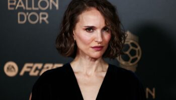 Ballon d’Or 2024 : Natalie Portman fait une apparition surprise sur le tapis rouge et sur scène