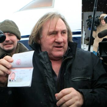 Le procès de Gérard Depardieu renvoyé à mars 2025 en raison de son état de santé