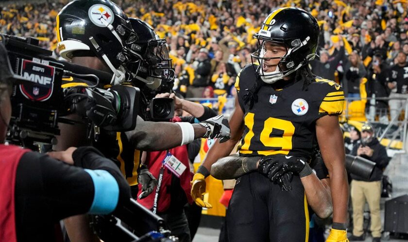 Steelers' Calvin Austin III scores 2 touchdowns, TJ Watt gets huge sack in win over Giants