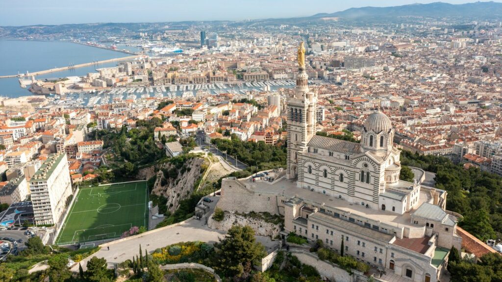 Deux personnes placées en garde à vue après un vol d'offrandes de fidèles dans la basilique Notre-Dame de la Garde à Marseille