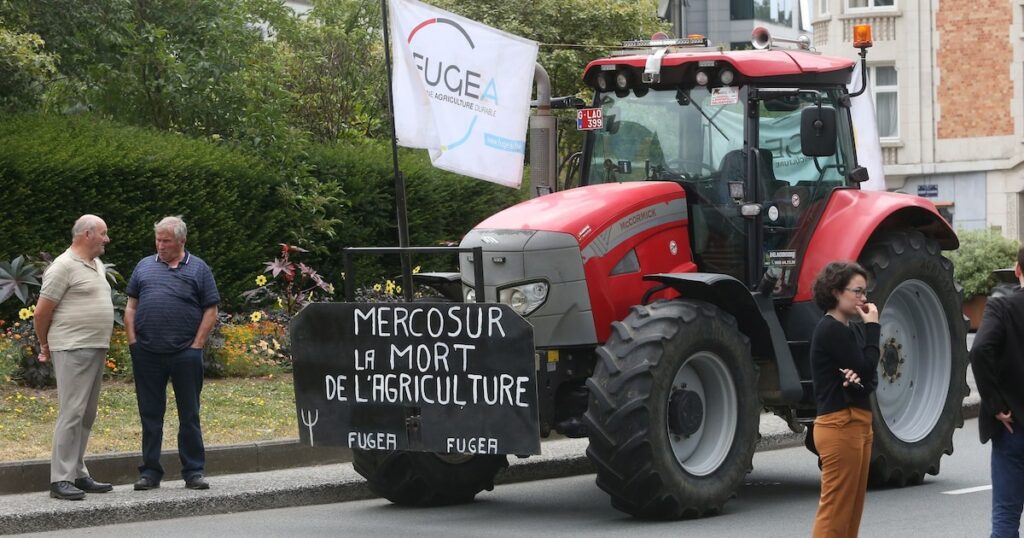 Des fermiers belges manifestent contre l'accord de libre-échange entre l'UE et le Mercosur devant le siège de la Commission européenne à Bruxelles, le 11 juillet 2019