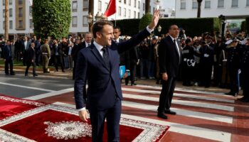 Le président français Emmanuel Macron arrive pour prononcer un discours au Parlement marocain à Rabat le 29 octobre 2024.