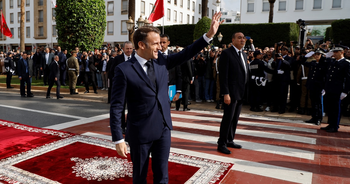 Le président français Emmanuel Macron arrive pour prononcer un discours au Parlement marocain à Rabat le 29 octobre 2024.