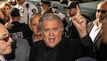 Steve Bannon, ancien fidèle de Donald Trump, sort de prison à une semaine de la présidentielle américaine